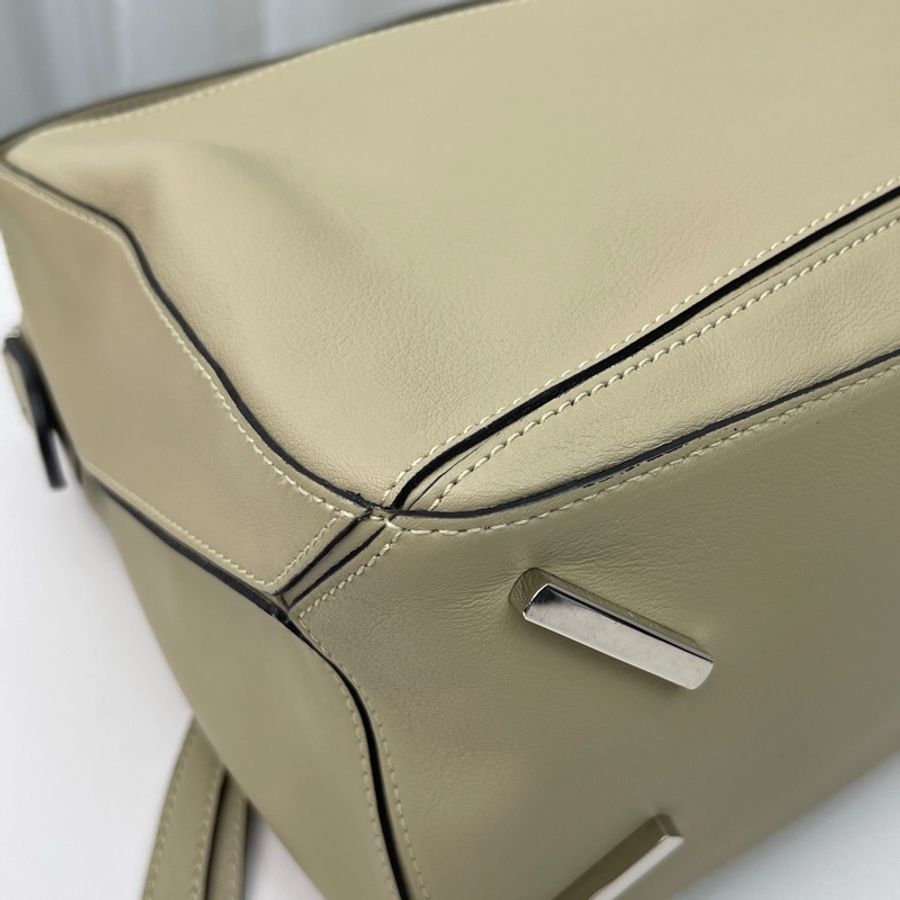 LOEWE. 羅意威 puzzle小號  底24-4