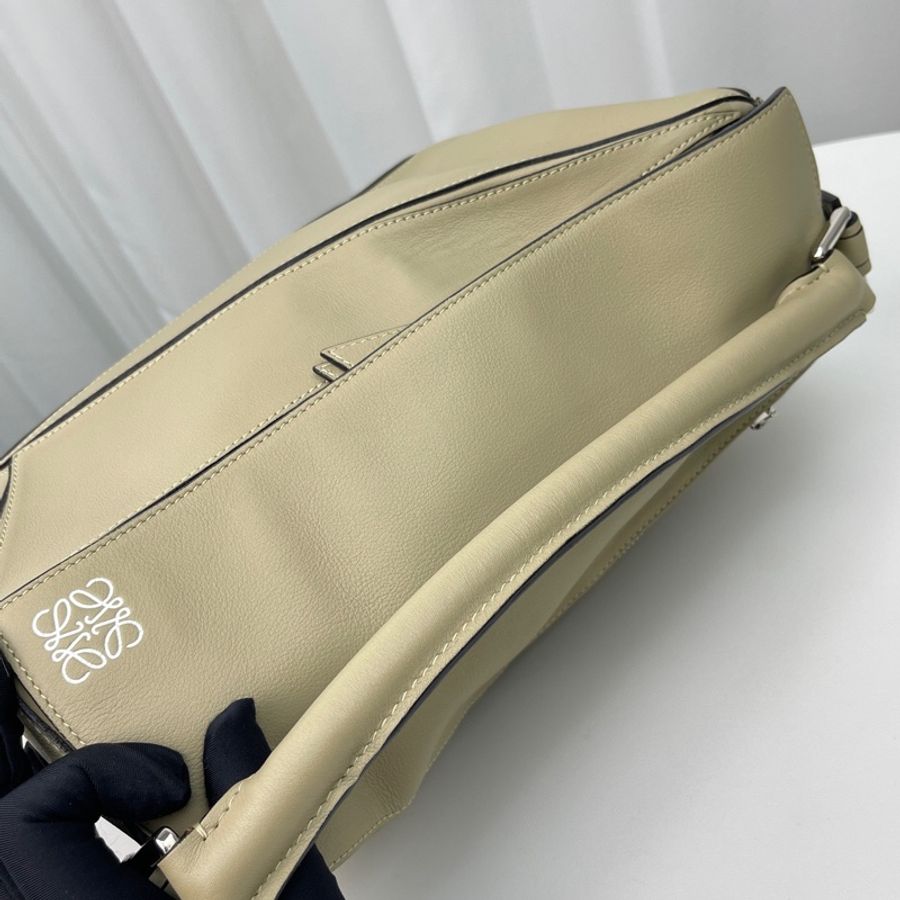 LOEWE. 羅意威 puzzle小號  底24-7