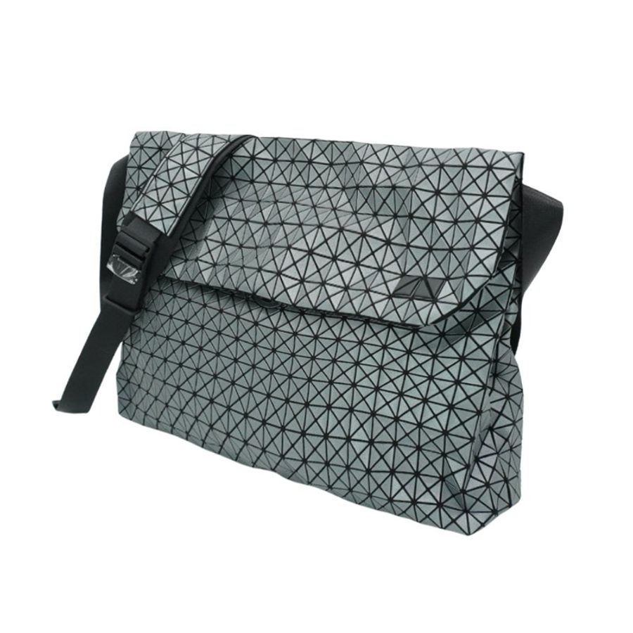 Issey Miyake Bao Bao 幾何細方格釦式掀蓋斜背包-1