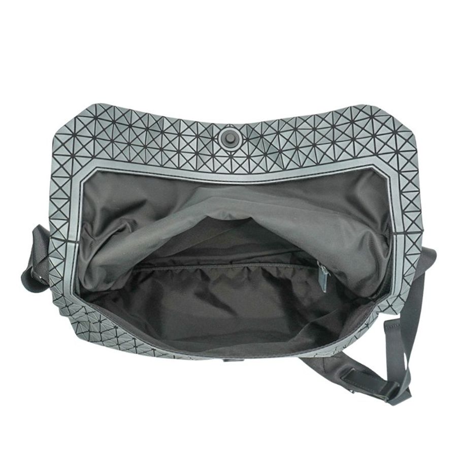 Issey Miyake Bao Bao 幾何細方格釦式掀蓋斜背包-4