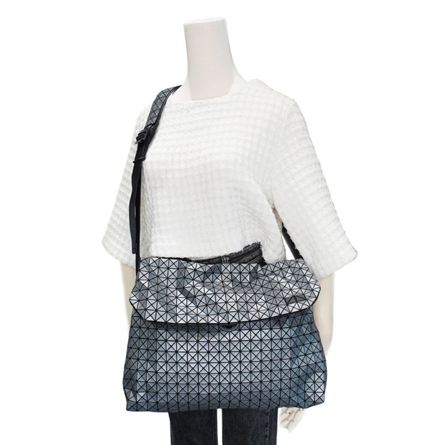 Issey Miyake Bao Bao 幾何細方格釦式掀蓋斜背包-5