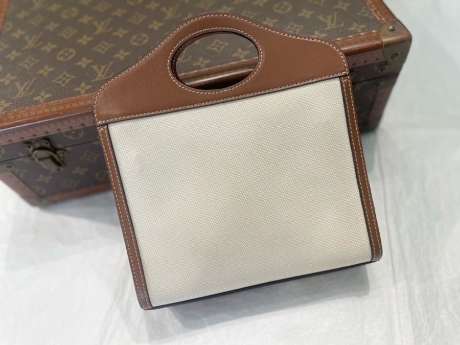 Burberry/巴寶莉 新款帆布郵差包pocket 小號 口袋包 焦糖色配黑字logo  尺寸：23*18*6cm  附件：防塵袋 肩帶-1
