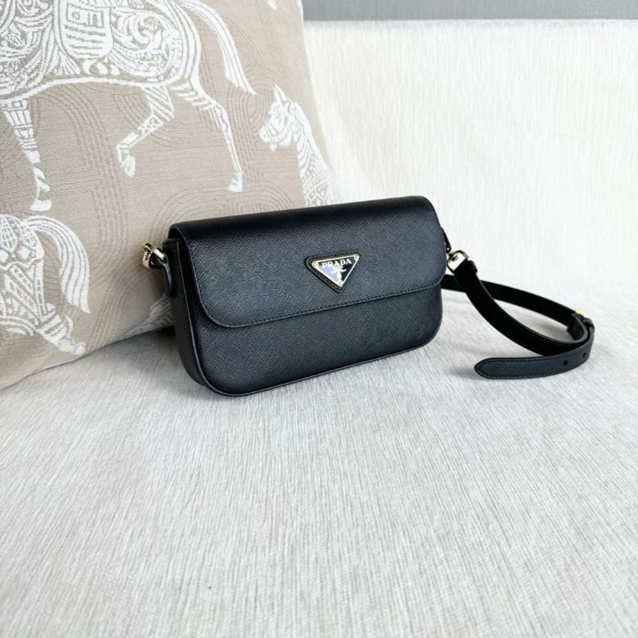 Prada 新款Saffiano斜背包 黑色金扣 20*12*4  95新 配件鏈條 肩帶 塵袋-6