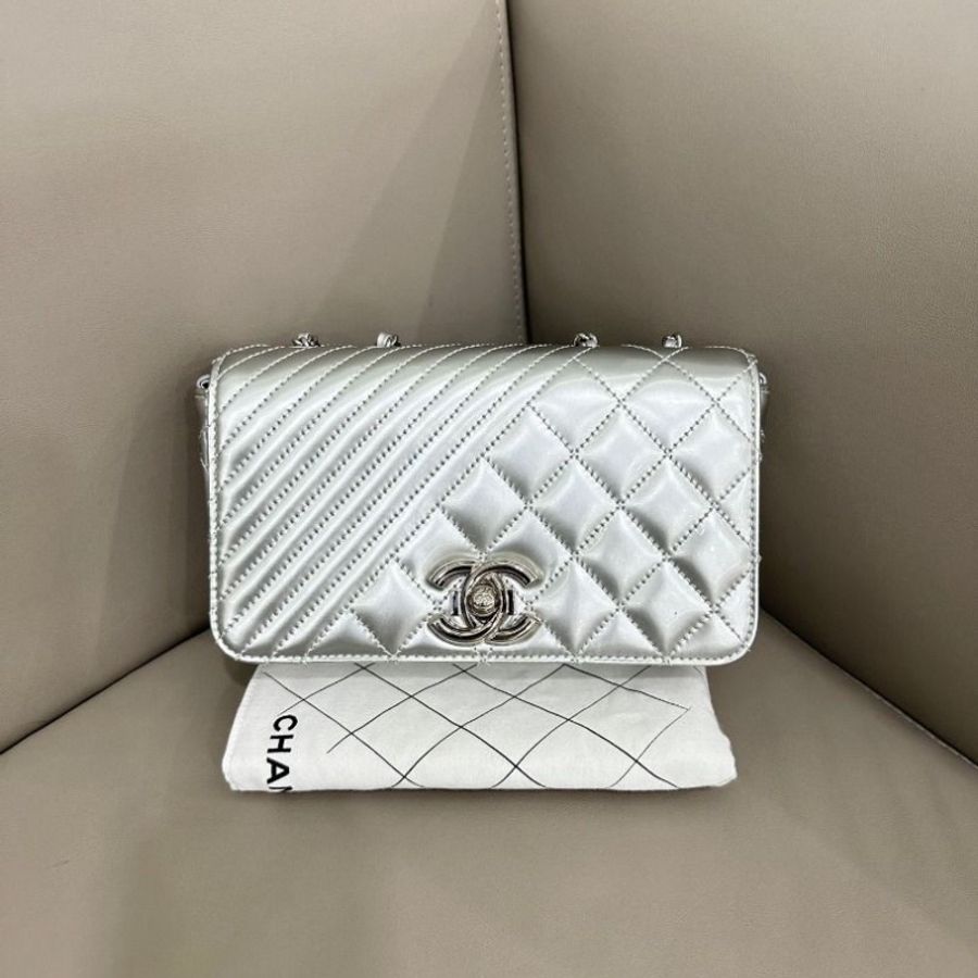 Chanel coco boy漆皮銀色鏈條包 20×12 9新 配件塵袋-1