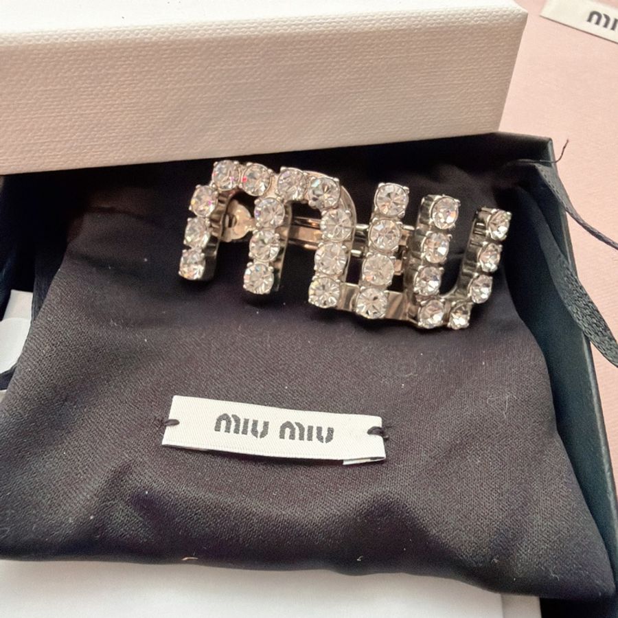 二手精品自賣❤️Miu Miu水鑽字母發夾✨✨超閃🥰銀色.全配.-1