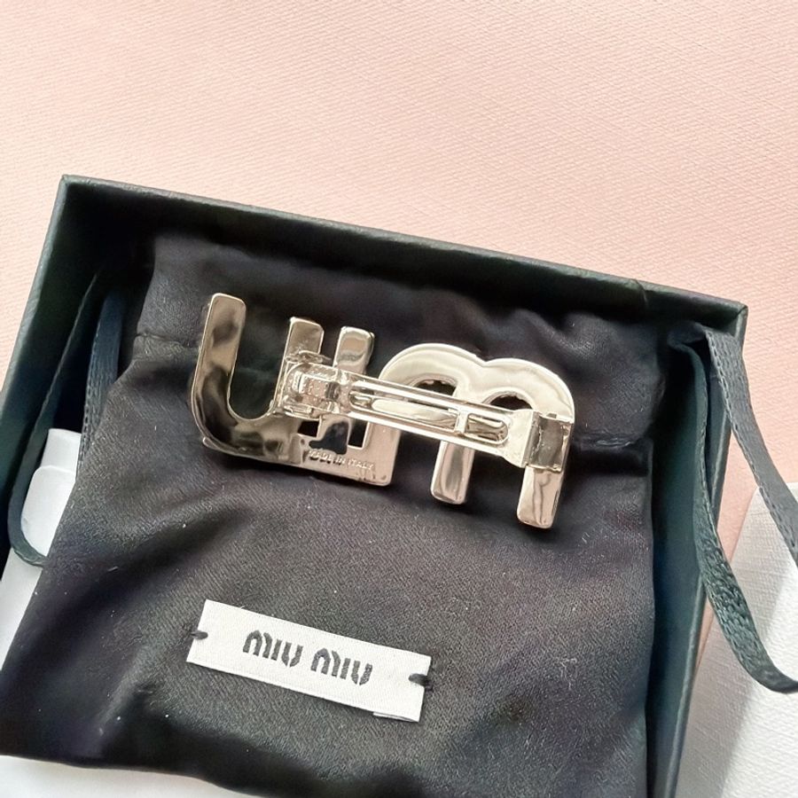 二手精品自賣❤️Miu Miu水鑽字母發夾✨✨超閃🥰銀色.全配.-8