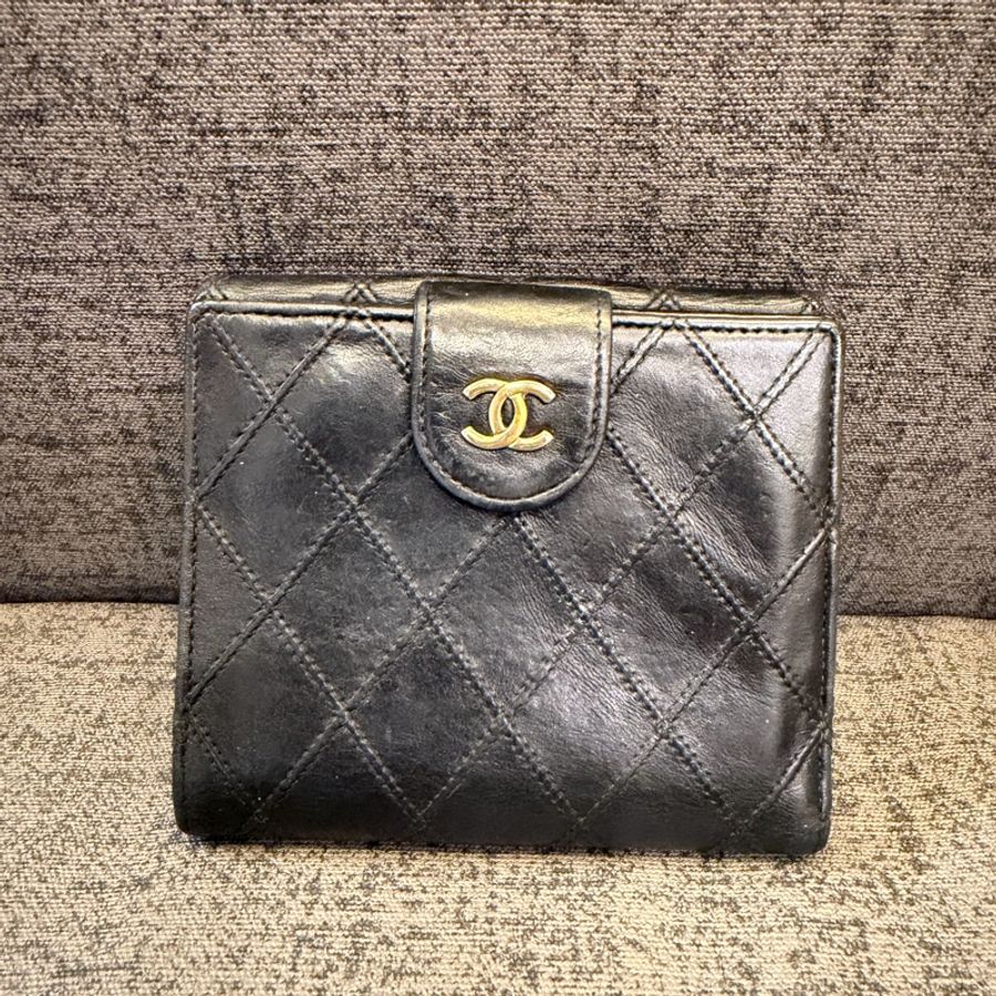 Chanel 羊皮金扣對折短夾-22