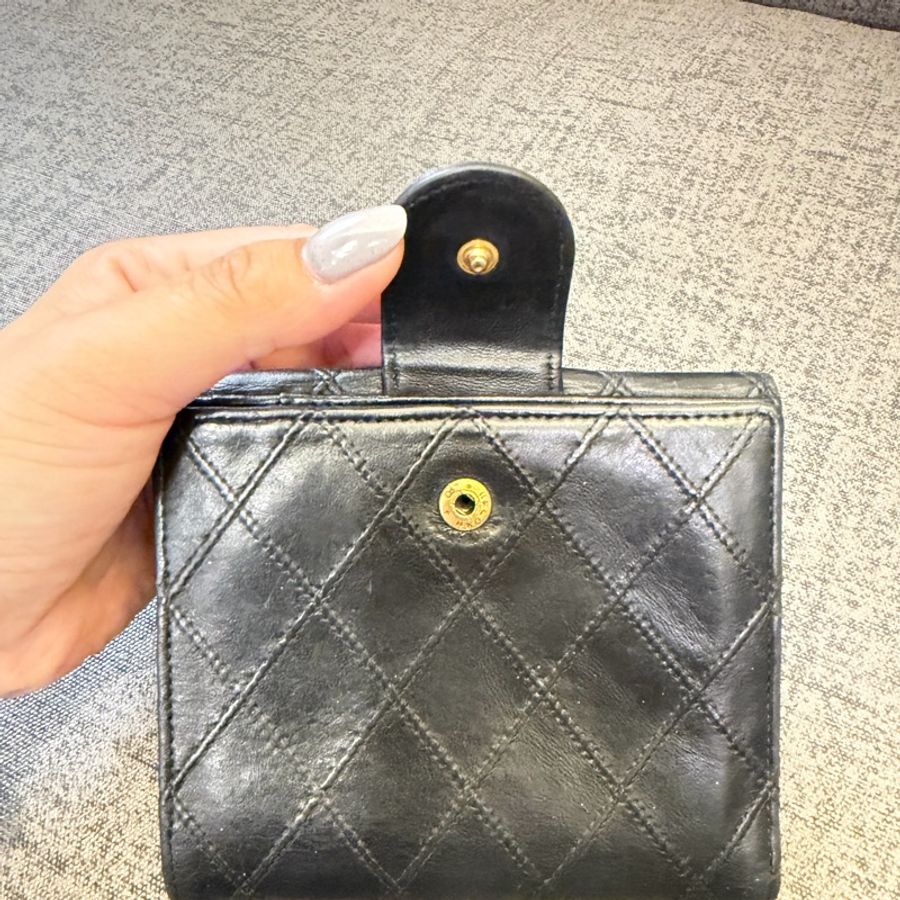 Chanel 羊皮金扣對折短夾-3