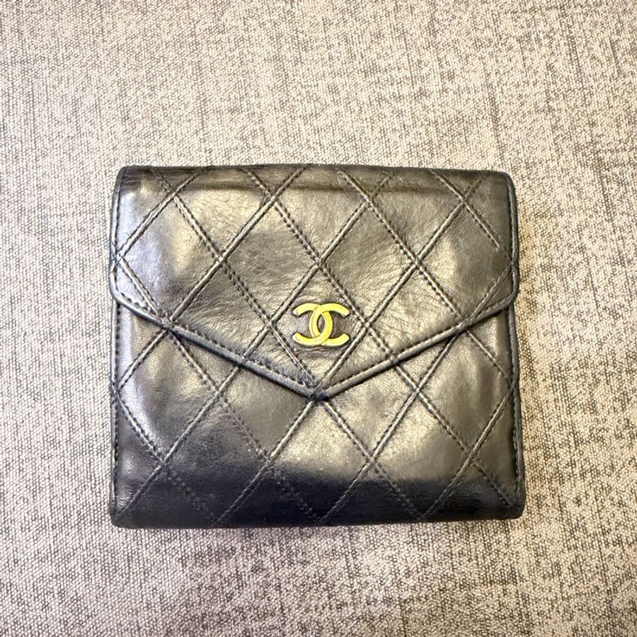 Chanel 羊皮金扣對折短夾-4