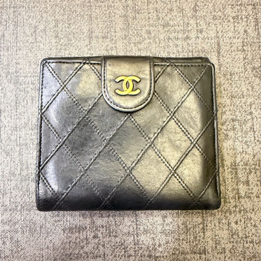Chanel 羊皮金扣對折短夾-5