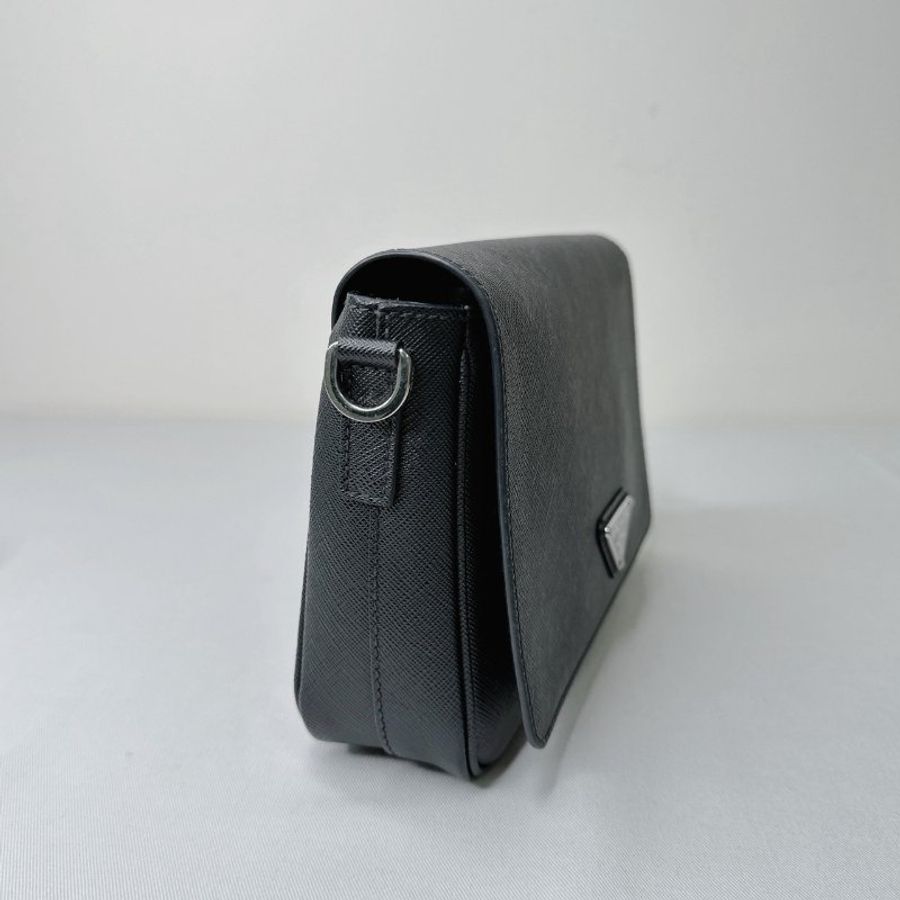 PRADA Saffiano皮革翻蓋斜背包-3