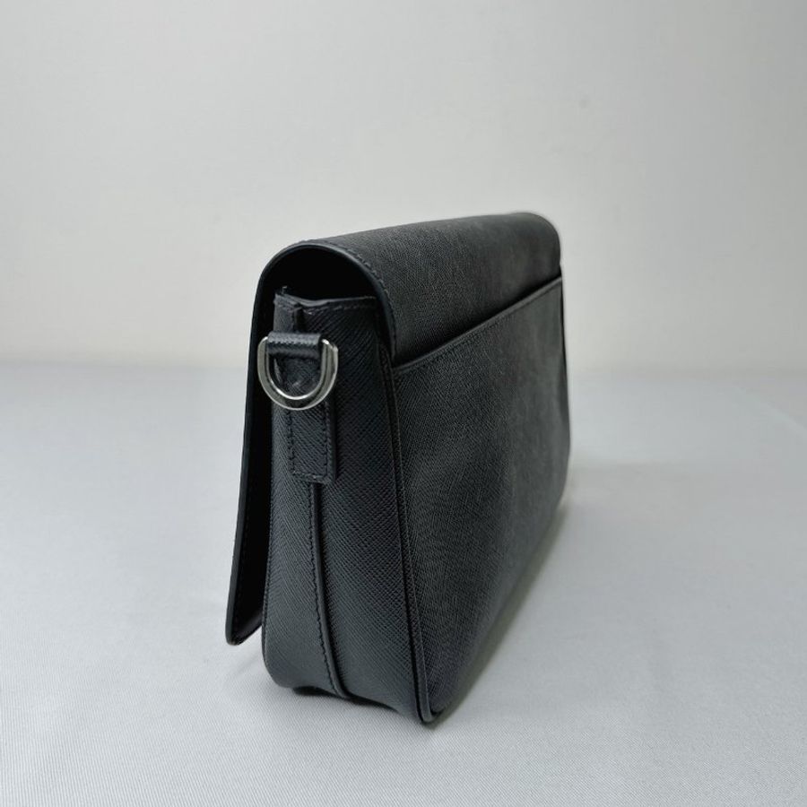PRADA Saffiano皮革翻蓋斜背包-5