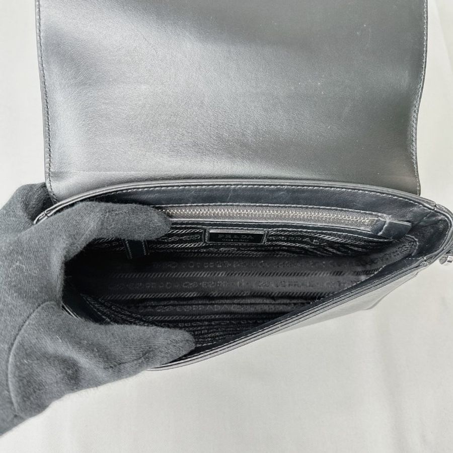PRADA Saffiano皮革翻蓋斜背包-7