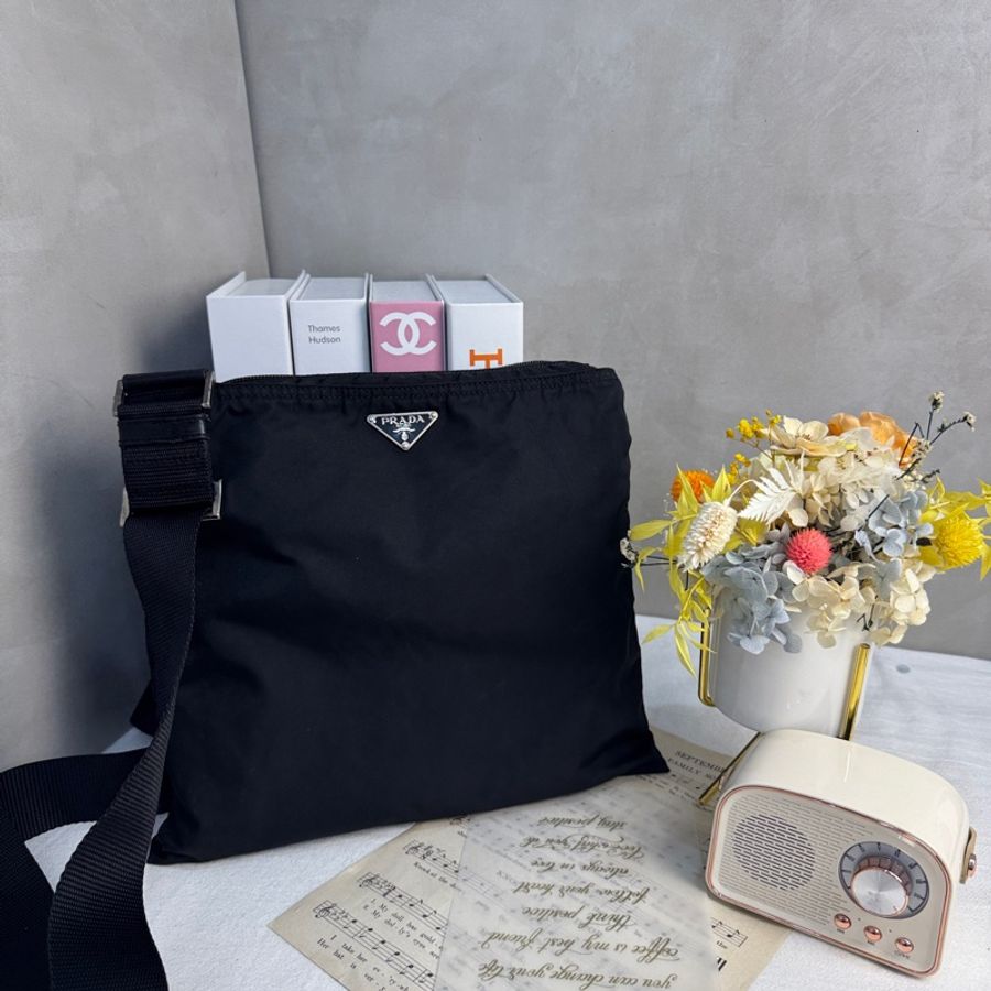 【赫蒂國際精品】Prada 普拉達 黑色尼龍斜背包 vintage-0