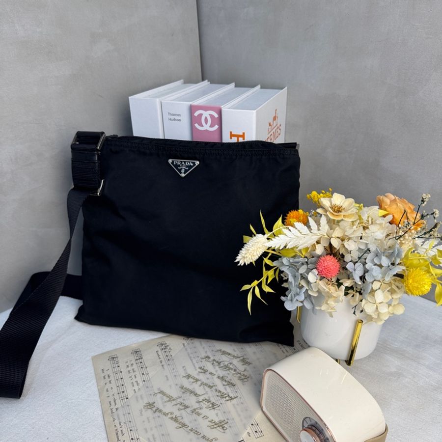 【赫蒂國際精品】Prada 普拉達 黑色尼龍斜背包 vintage-1