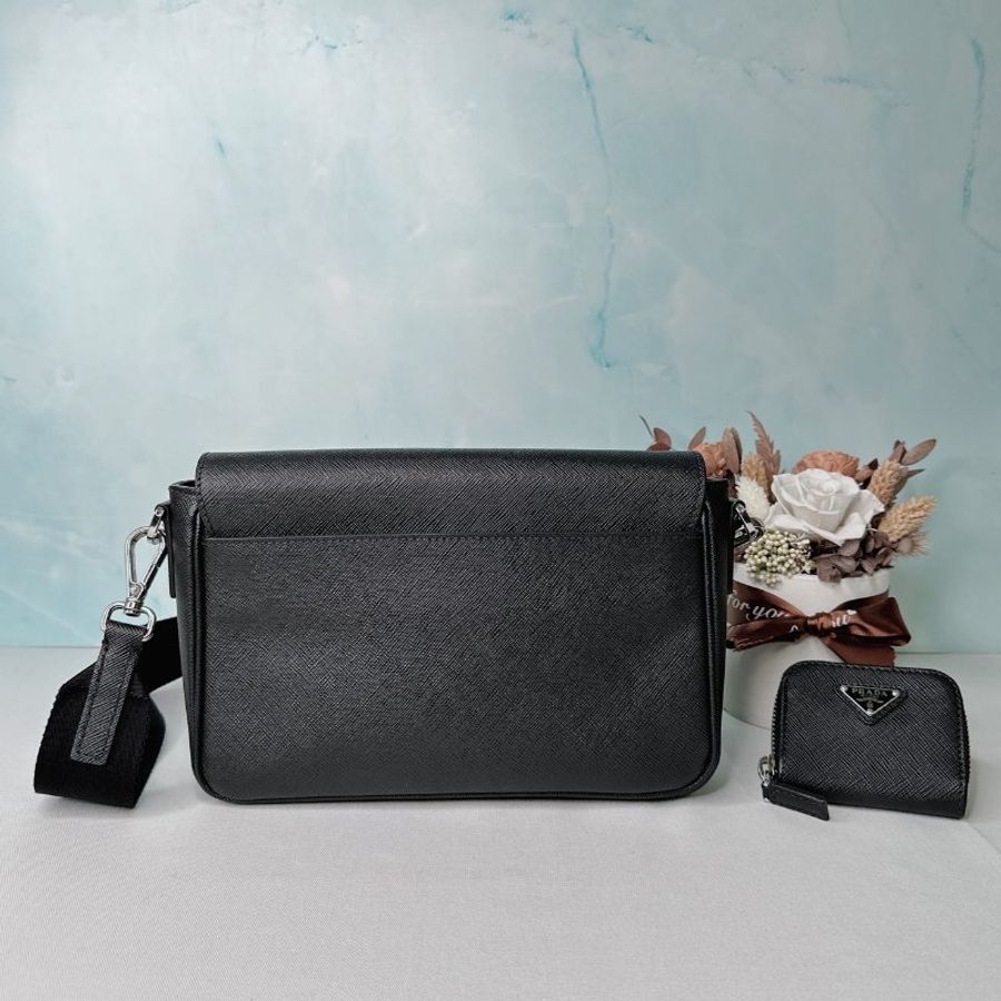 PRADA Saffiano皮革斜背包-1