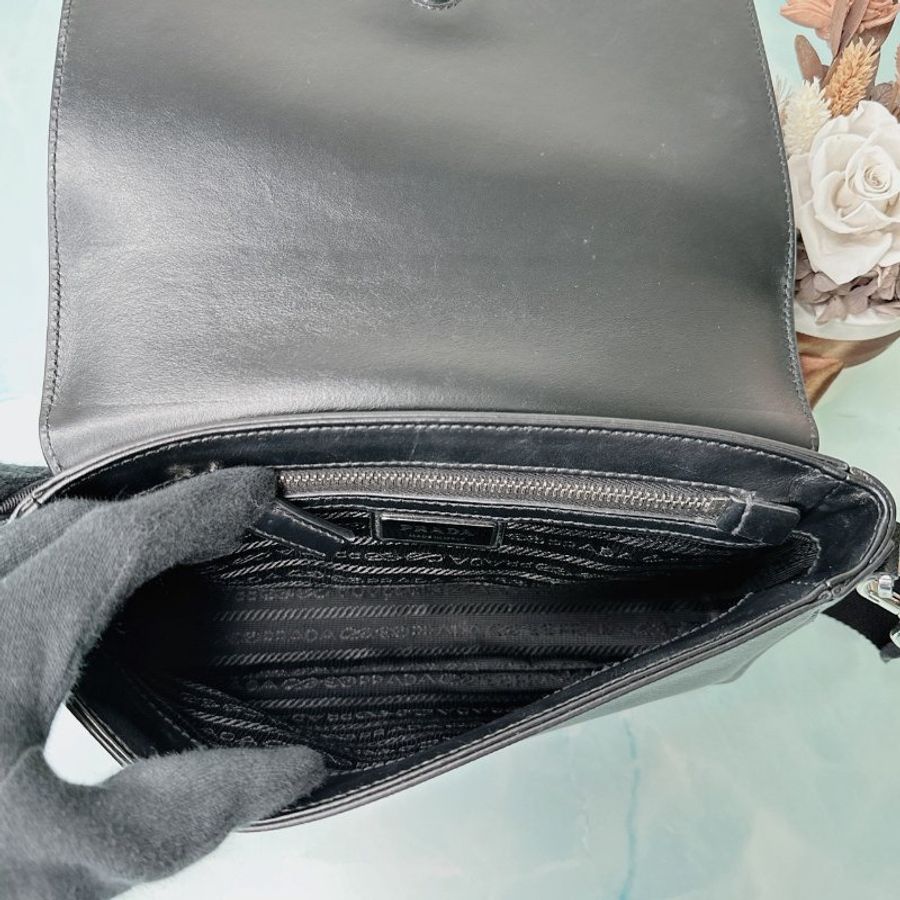 PRADA Saffiano皮革斜背包-5