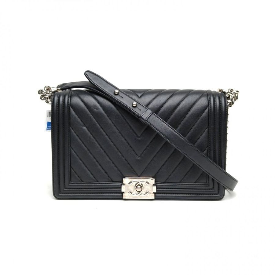 CHANEL Leboy中大號黑色牛皮22開銀扣V紋肩背包-0