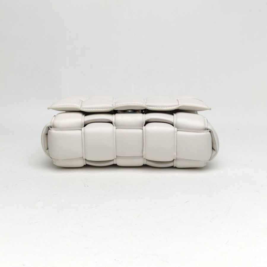 BOTTEGA VENETA CassettePadded加襯中號26白色羊皮肩背包-4