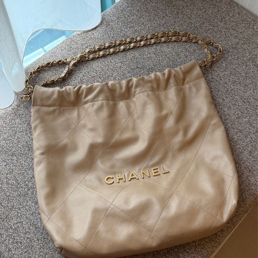 Chanel 22 奶茶色 金扣 肩背包-0