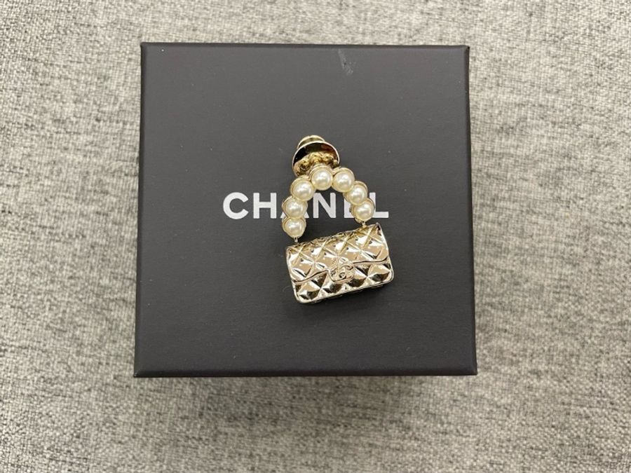 Chanel 珍珠cf包造型胸針 附件盒子-1