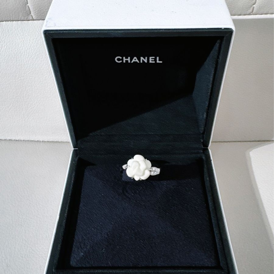 CHANEL香奈兒 山茶花戒指,18K 白金鑲鑽拼白陶瓷,尺碼 53 號-0