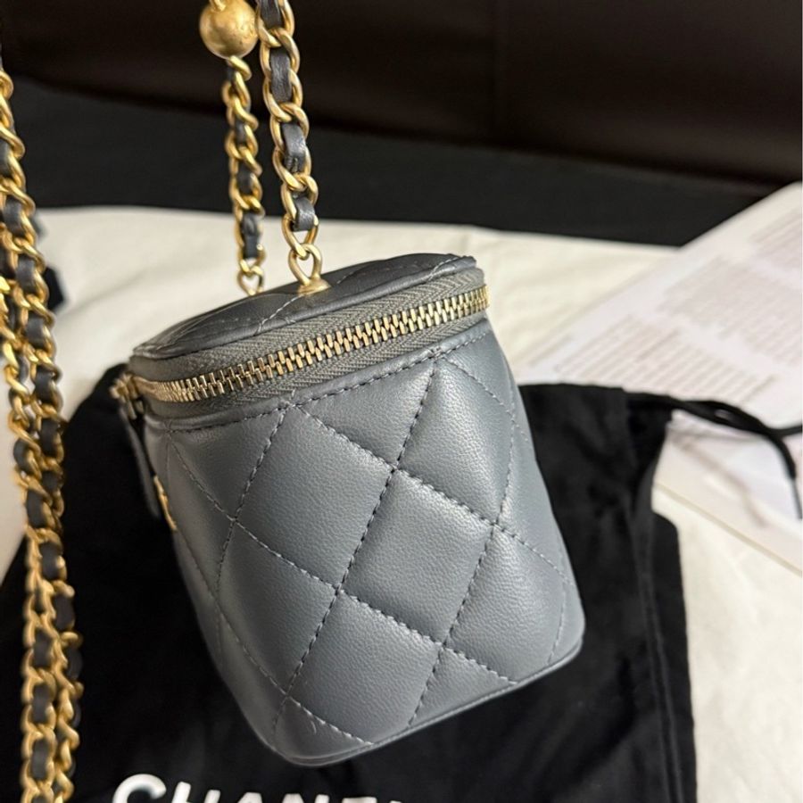 Chanel香奈兒 金球羊皮灰色盒子化妝包斜挎包 23 年芯片款，尺寸10*9*7有塵袋-4