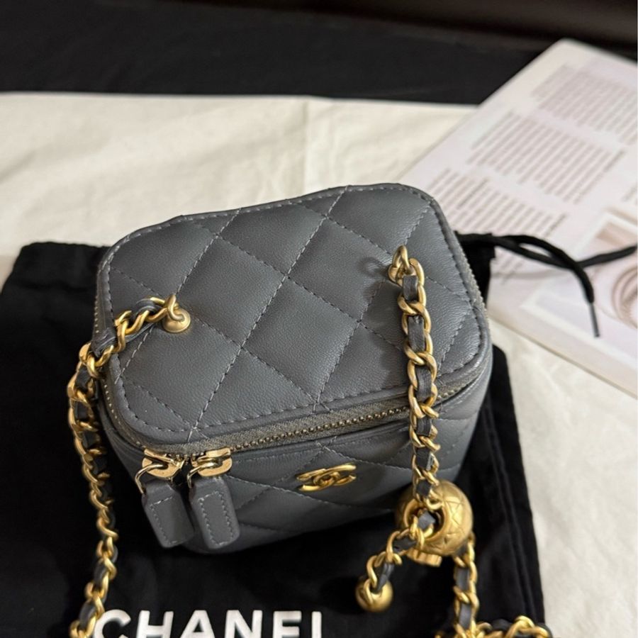 Chanel香奈兒 金球羊皮灰色盒子化妝包斜挎包 23 年芯片款，尺寸10*9*7有塵袋-5