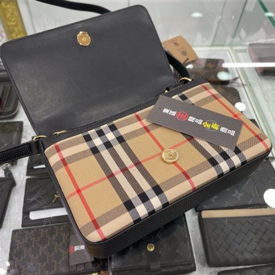 東區正精品㊣BURBERRY 8025161 全新黑色皮革拼格紋金釦釦式翻蓋肩背包斜背包小款 RA0994-2