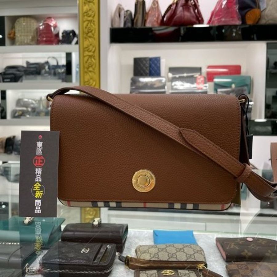 東區正精品㊣BURBERRY 8025161 全新焦糖色皮革拼格紋金釦釦式翻蓋肩背包斜背包小款 RZ2936-0