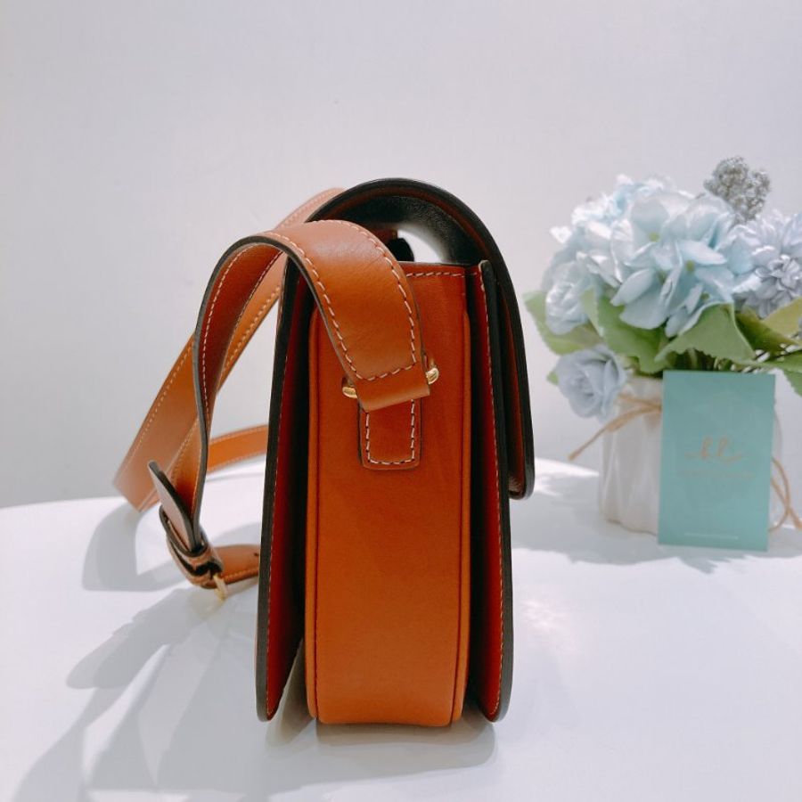 TW4868 Celine 塞琳 經典凱旋門logo 卡扣翻蓋包包 Classic Triomphe in Triomphe Canvas and Calfskin Tan x GHW-3