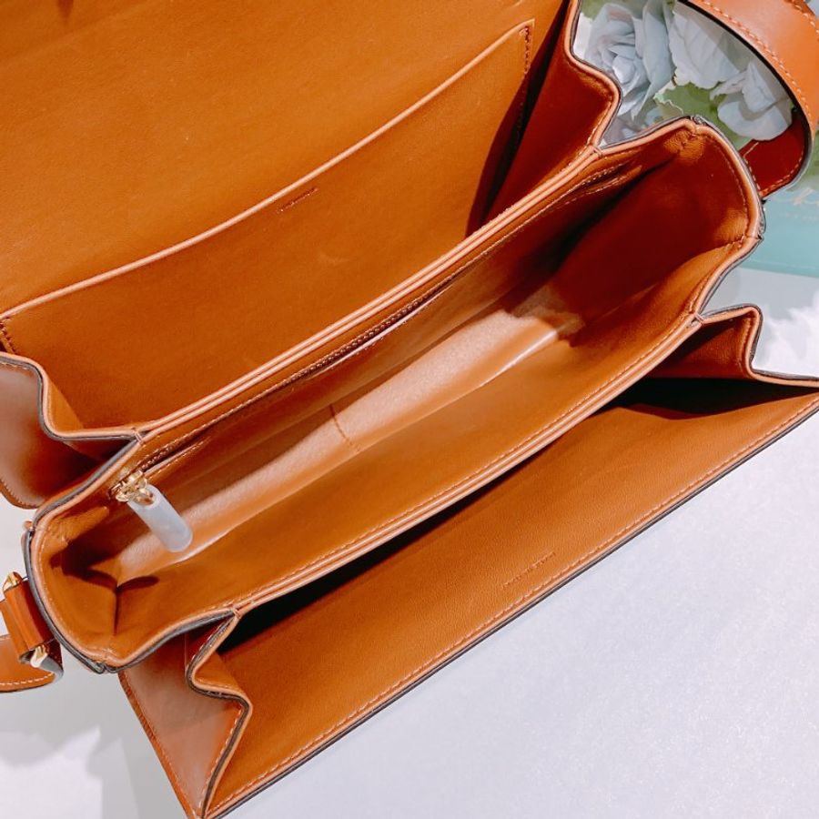 TW4868 Celine 塞琳 經典凱旋門logo 卡扣翻蓋包包 Classic Triomphe in Triomphe Canvas and Calfskin Tan x GHW-13