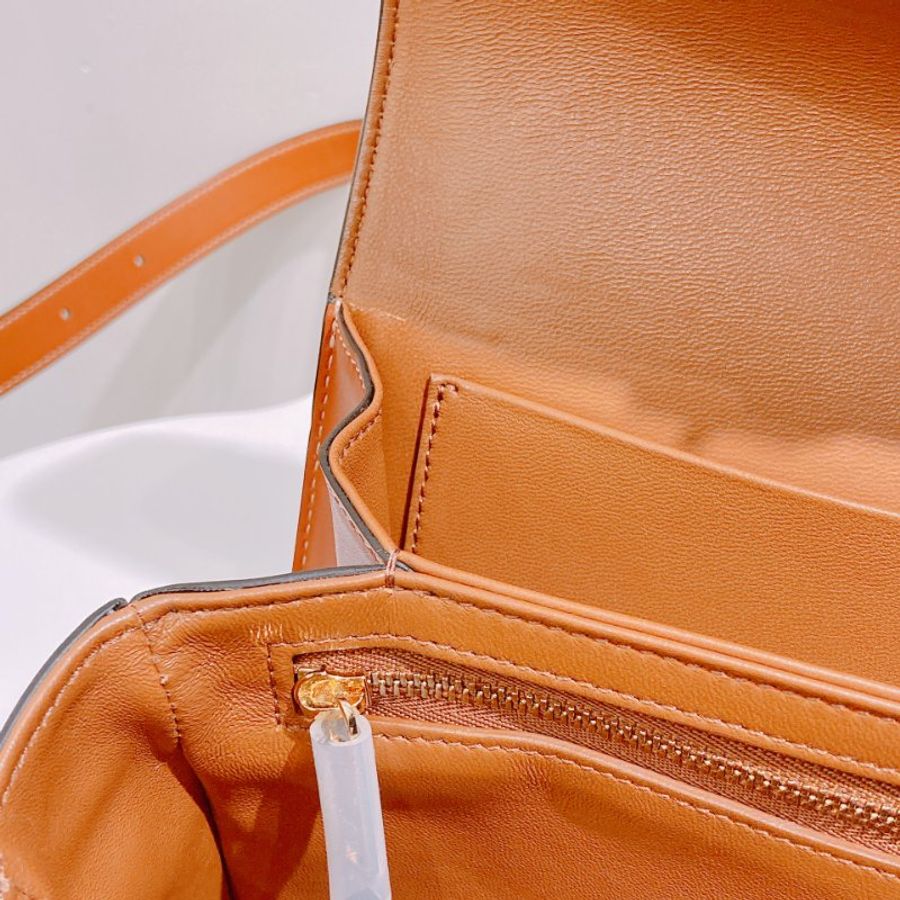 TW4868 Celine 塞琳 經典凱旋門logo 卡扣翻蓋包包 Classic Triomphe in Triomphe Canvas and Calfskin Tan x GHW-15