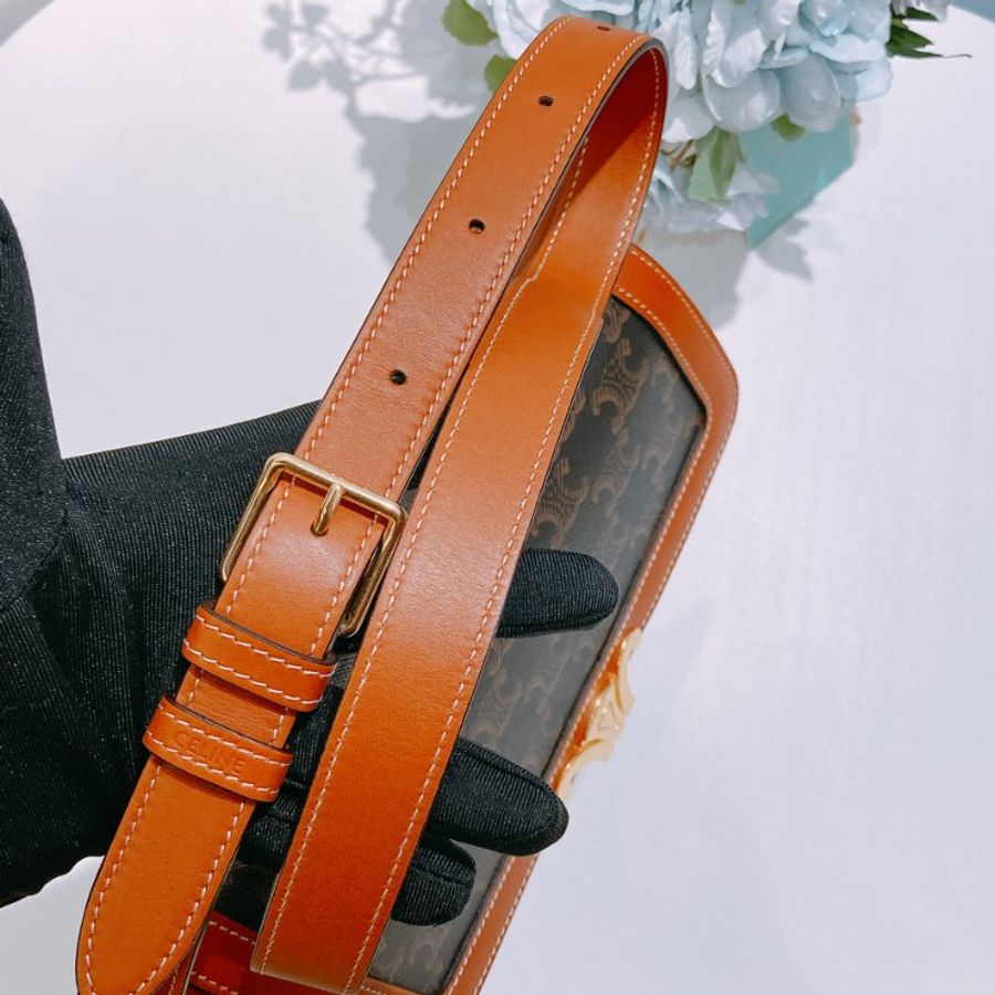 TW4868 Celine 塞琳 經典凱旋門logo 卡扣翻蓋包包 Classic Triomphe in Triomphe Canvas and Calfskin Tan x GHW-16