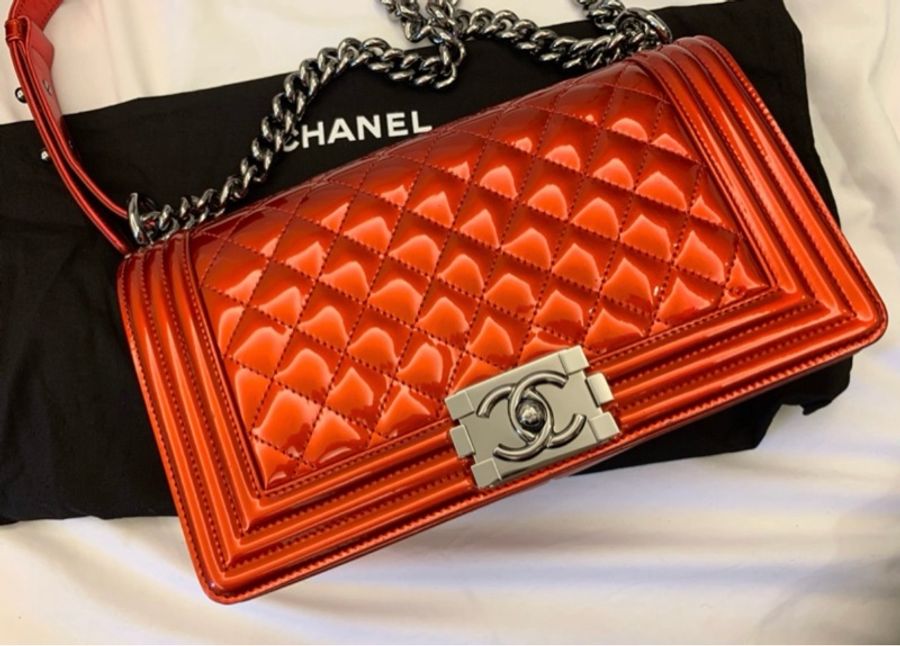 CHANEL BOY 25口蓋包 香奈兒 紅色金屬漆皮亮皮 銀鍊 釦式翻蓋 肩背包/斜背包（全新）-0