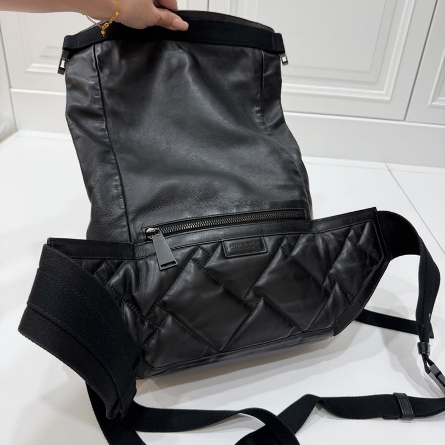 《仙闆名牌精品》BOTTEGA VENETA 黑 鏤空 牛皮 拉鍊 胸包 胸口包 腰包 斜背包-10