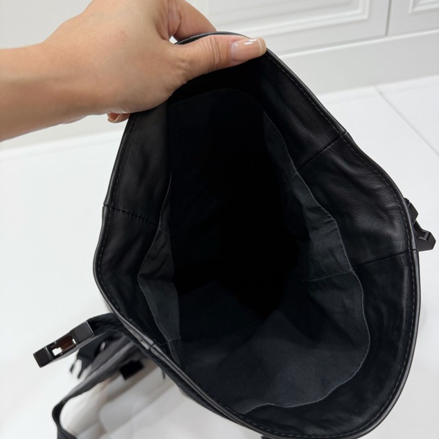 《仙闆名牌精品》BOTTEGA VENETA 黑 鏤空 牛皮 拉鍊 胸包 胸口包 腰包 斜背包-20
