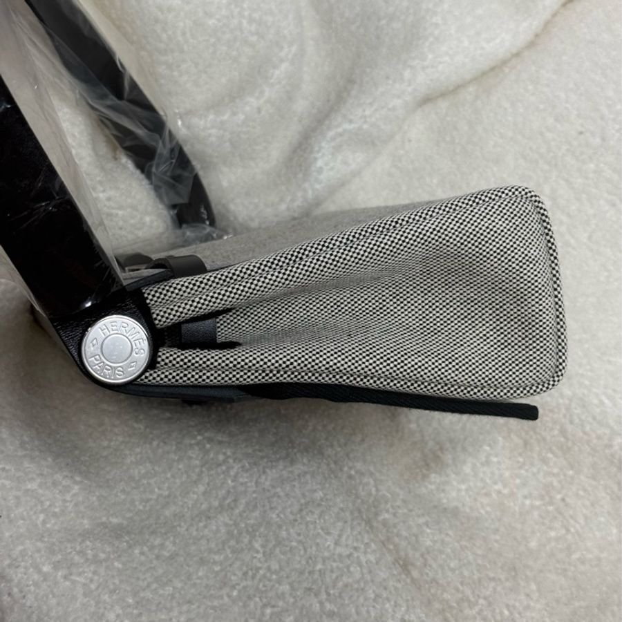 (保留中)(國外購證🈵全配）全新Hermes mini herbag 黑銀 熊貓 ✨膠膜未撕-2