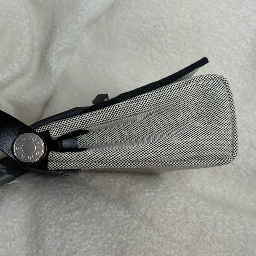 (保留中)(國外購證🈵全配）全新Hermes mini herbag 黑銀 熊貓 ✨膠膜未撕-3