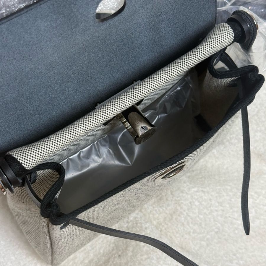 (保留中)(國外購證🈵全配）全新Hermes mini herbag 黑銀 熊貓 ✨膠膜未撕-4