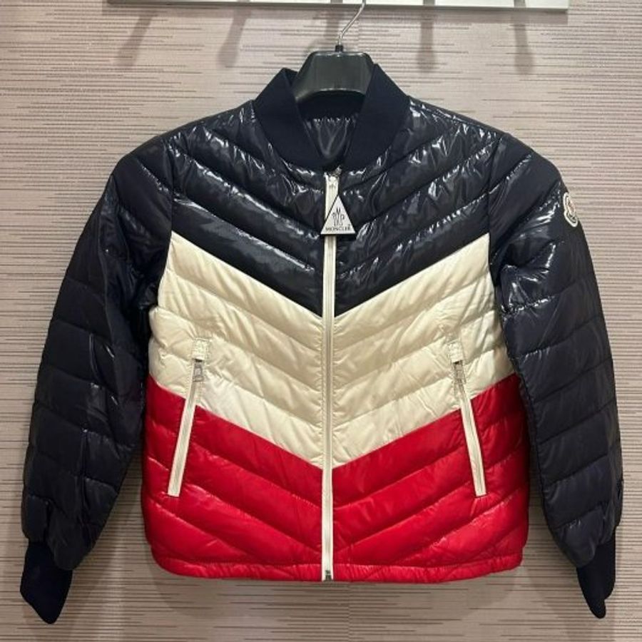 💎Han's house精品服飾💎moncler LOGO 羽絨 中等厚 外套 現貨童裝8歲-1