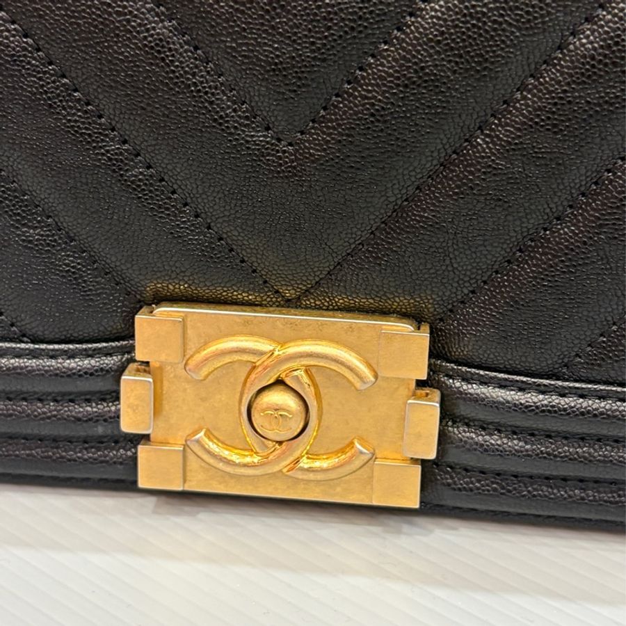 Chanel 黑金牛皮 boy20 口蓋包-3