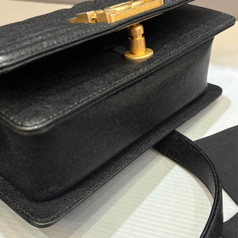 Chanel 黑金牛皮 boy20 口蓋包-11
