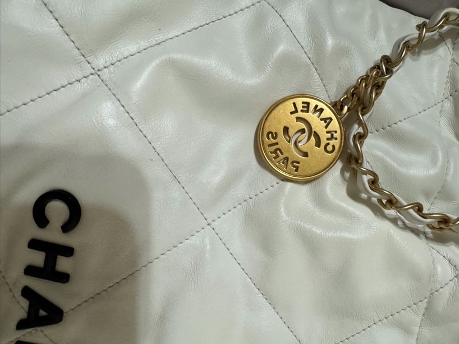 Chanel 22bag 小號 扣子膠膜還未撕-17