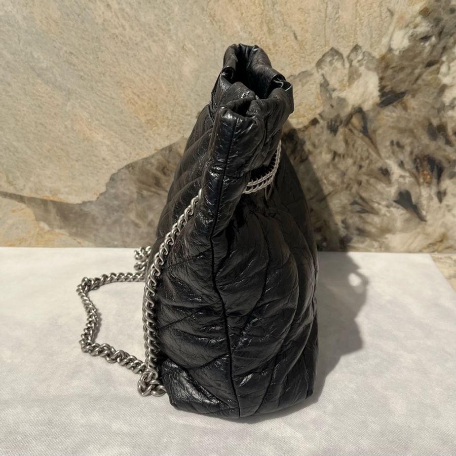 Balenciga黑銀抓皺羊皮束口水桶包-1