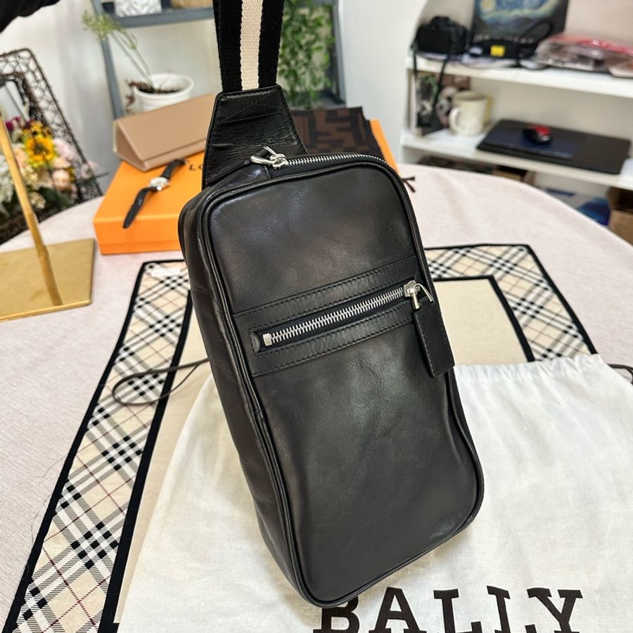 Bally 經典黑白背帶腰包-9