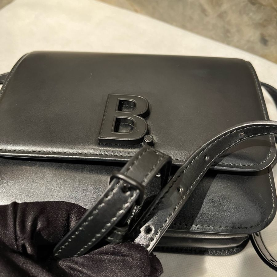 Balenciga黑牛皮B Bag風琴掀蓋側背包-10
