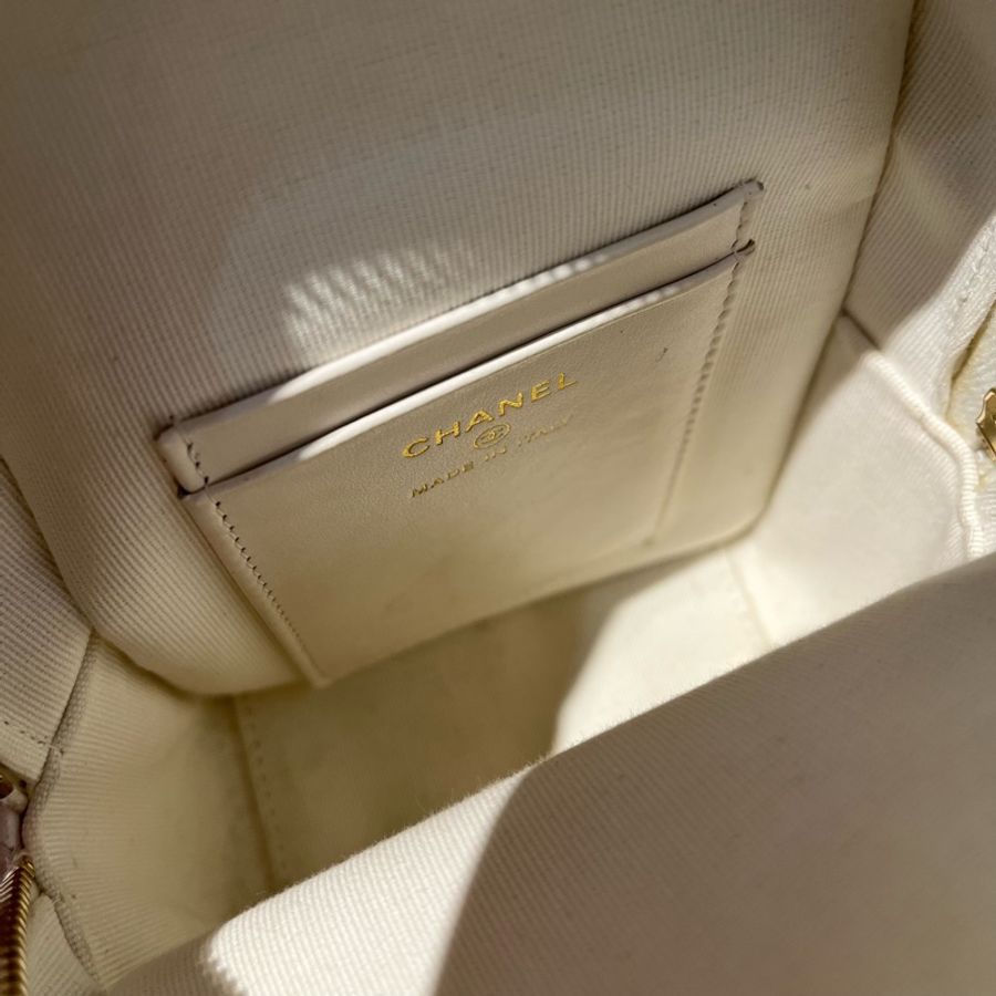 Chanel白荔枝牛皮金釦迷你後背包-7