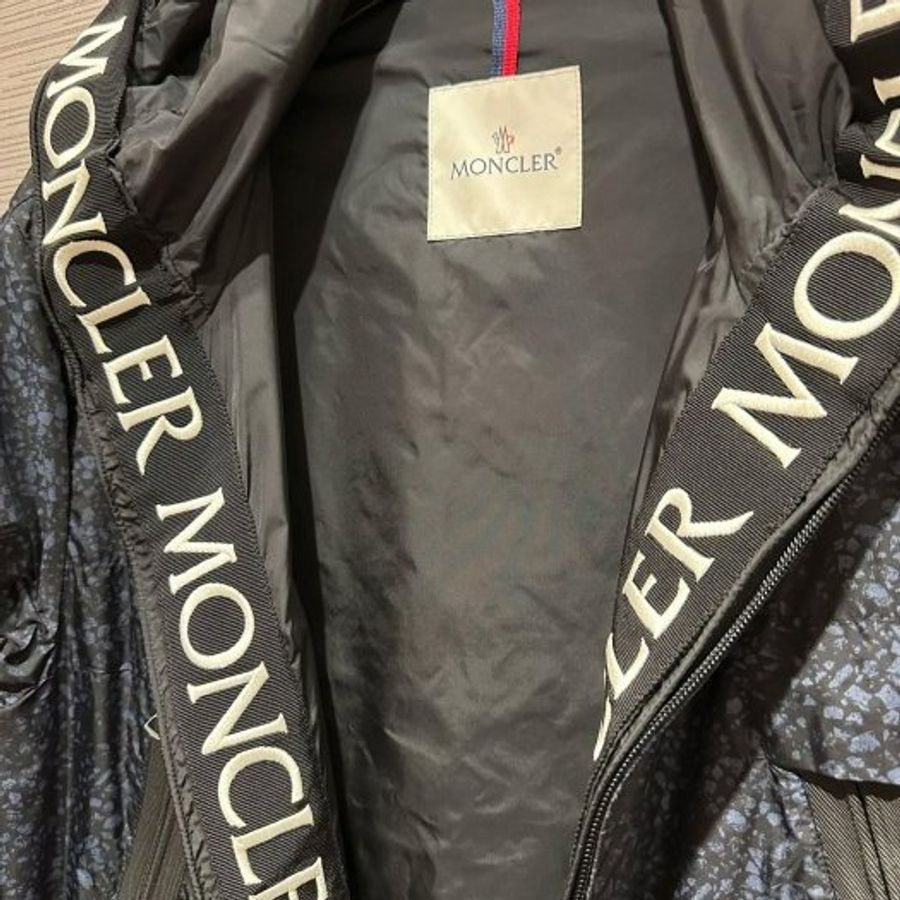 💎Han's house精品服飾💎moncler Splatter 立體刺繡 字母串標 風衣 連帽 外套 現貨 L ~ XXXXXL 原價35900-9