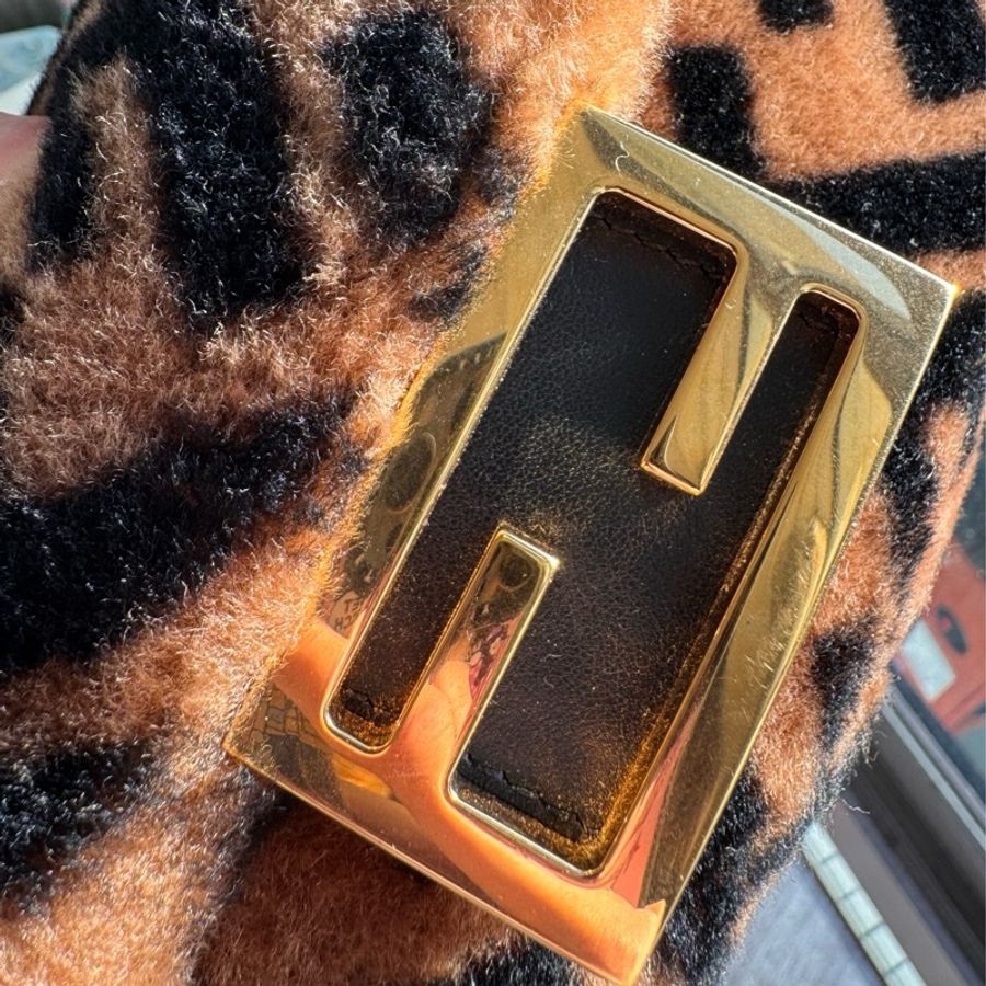 Fendi 迷你法棍羊羔毛包-7